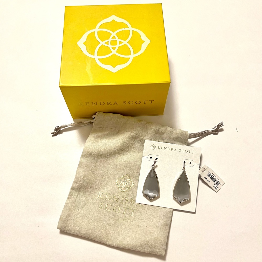 NWT Kendra Scott Carla drop earrings